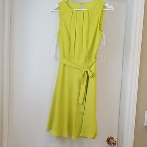 Billie & Blossom Elegant Lime Green Sleeveless Dress. Size UK10.